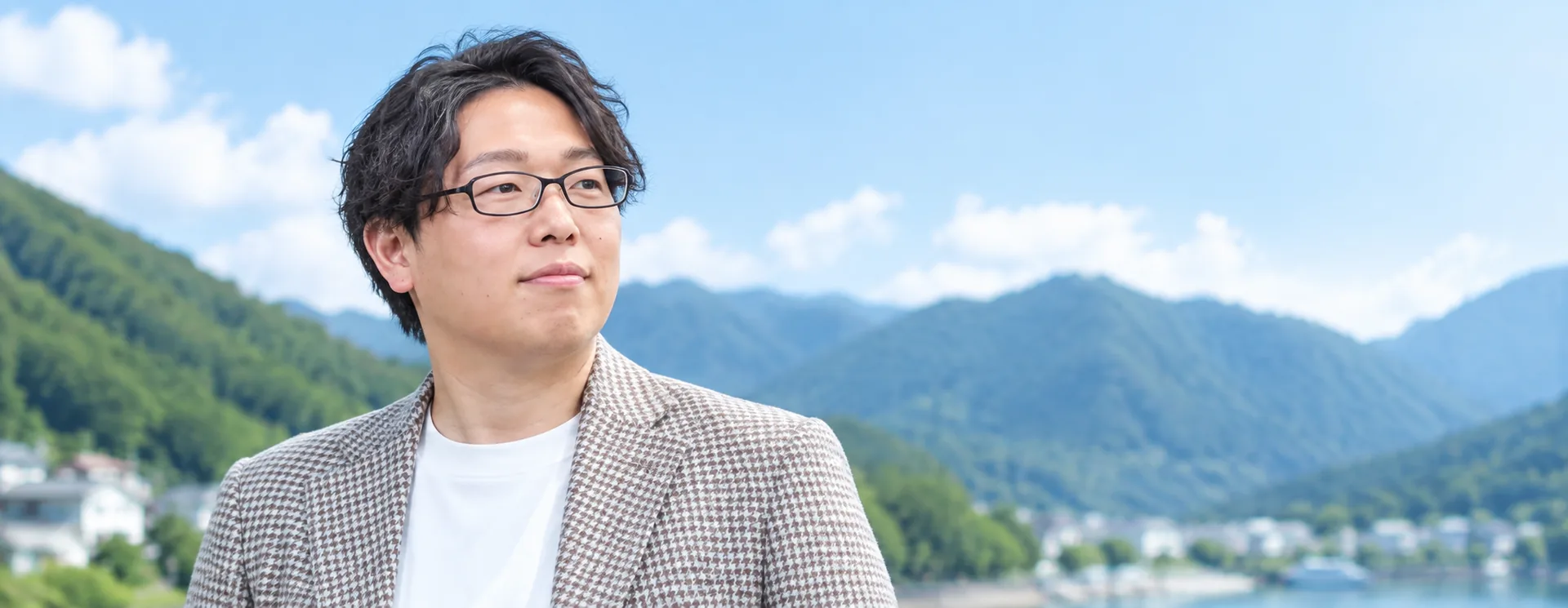 山並みを背景に立つ松坂孝紀